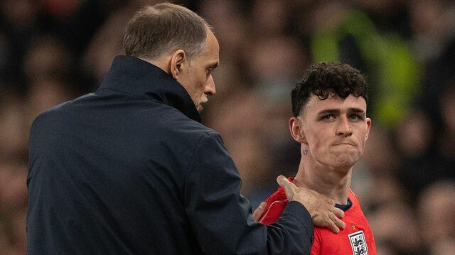 Phil Foden naňho ukázal prstom v brutálnom odkaze po tom, Thomas Tuchel sa objíma s Philom Fodenom po tom, čo ho v marci vystriedal počas medzinárodného priateľského zápasu medzi Anglickom a Uruguajom vo Wembley.