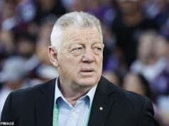 Phil Gould požaduje veľké zmeny v NSW Origin po dvoch trápnych incidentoch predtým, ako sa v tohtoročnej sérii vôbec kopla lopta. Skúsený komentátor Phil Gould (na snímke) vyzval na zmenu procesu pomenovania tímu štátu pôvodu