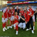Piers Morgan reagoval na kritiku fanúšikov po tom, čo sa v nedeľu pripojil k oslavám titulu Arsenalu v Premier League so svojimi synmi.
