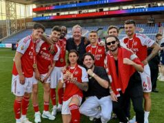 Piers Morgan odpovedá v rade na to, že fanúšikovia celebrít Arsenalu sú na ihrisku, aby získali trofej Premier League Piers Morgan reagoval na kritiku fanúšikov po tom, čo sa v nedeľu pripojil k oslavám titulu Arsenalu v Premier League so svojimi synmi.
