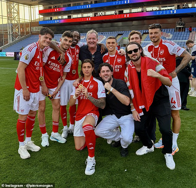 Piers Morgan odpovedá v rade na to, že fanúšikovia celebrít Piers Morgan reagoval na kritiku fanúšikov po tom, čo sa v nedeľu pripojil k oslavám titulu Arsenalu v Premier League so svojimi synmi.