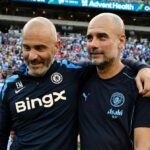 Enzo Maresca, manažér Chelsea, hovorí s Pepom Guardiolom, manažérom Manchestru City