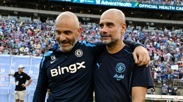   Enzo Maresca, manažér Chelsea, hovorí s Pepom Guardiolom, manažérom Manchestru City  