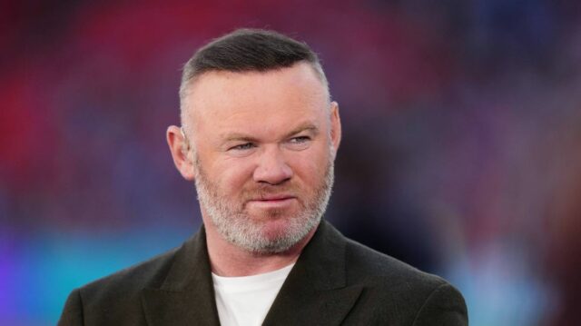 Wayne Rooney sa pozerá