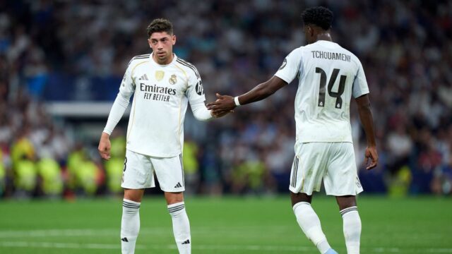 Eder Militao z Realu Madrid oslavuje so spoluhráčmi zo strelenia prvého gólu svojho tímu počas zápasu LaLiga EA Sports medzi RCD Mallorca a Real Madrid CF na Estadio Daredevil Son Moix 4. apríla 2026 na Mallorke v Španielsku. 
