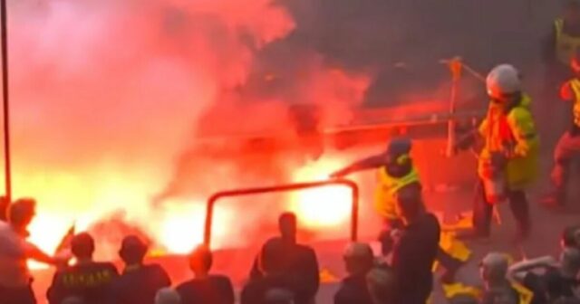 Po evakuácii fanúšikov na hlavnom futbalovom štadióne s kapacitou 50 000 ľudí vypukol požiar | Futbal | Šport
