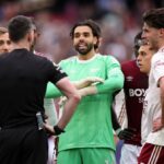 Mikel Arteta sa pozerá