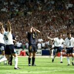 Gary McAllister má ruky v hlave po premeškaní penalt proti Anglicku v roku 1996