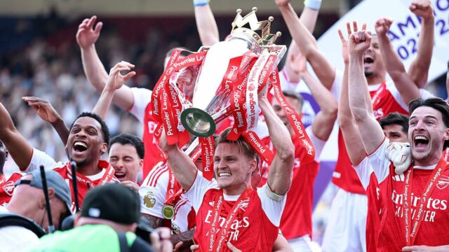 Arsenal zdvihol titul v Premier League v Selhurst Parku