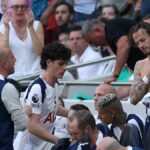 Joao Palhinha z Tottenhamu Hotspur (zakryté) oslavuje so spoluhráčmi zo strelenia prvého gólu svojho tímu počas zápasu Premier League medzi Tottenhamom Hotspur a Evertonom na štadióne Tottenham Hotspur 24. mája 2026