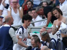 Počínanie Jamesa Maddisona na lavičke Tottenhamu nezostáva bez povšimnutia pri víťazstve nad Evertonom Joao Palhinha z Tottenhamu Hotspur (zakryté) oslavuje so spoluhráčmi zo strelenia prvého gólu svojho tímu počas zápasu Premier League medzi Tottenhamom Hotspur a Evertonom na štadióne Tottenham Hotspur 24. mája 2026