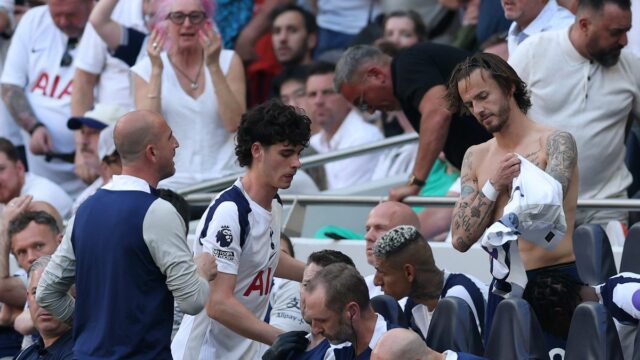 Počínanie Jamesa Maddisona na lavičke Tottenhamu nezostáva bez povšimnutia pri Joao Palhinha z Tottenhamu Hotspur (zakryté) oslavuje so spoluhráčmi zo strelenia prvého gólu svojho tímu počas zápasu Premier League medzi Tottenhamom Hotspur a Evertonom na štadióne Tottenham Hotspur 24. mája 2026