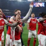 Hviezdy Arsenalu oslavujú po dosiahnutí finále Ligy majstrov, kde sa koncom tohto mesiaca stretnú s PSG.