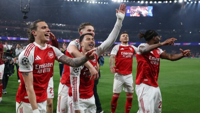 Hviezdy Arsenalu oslavujú po dosiahnutí finále Ligy majstrov, kde sa koncom tohto mesiaca stretnú s PSG.