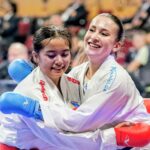 Ysabella Arwen Various (vľavo) a Momanu Alexandra z Rumunska sa objímajú po zápase ženskej divízie do 61 kilogramov o bronz z Karate One-Youth League v Mall of Asia Arena