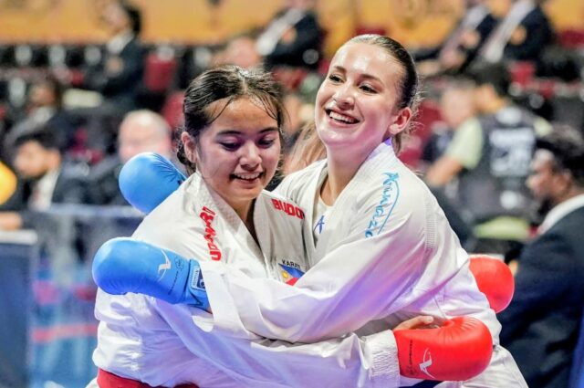 Pódiové umiestnenie je pre stávky na PH nepolapiteľné Ysabella Arwen Various (vľavo) a Momanu Alexandra z Rumunska sa objímajú po zápase ženskej divízie do 61 kilogramov o bronz z Karate One-Youth League v Mall of Asia Arena