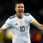 Podolski sa poklonil na ihrisku pred prevzatím poľského klubu Gornik Zabrze