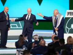 Pokus Gianniho Infantina vynútiť si izraelsko-palestínske podanie ruky zlyhal na kongrese FIFA Prezident Palestínskeho futbalového zväzu Jibril Rajoub (vpravo) odchádza od prezidenta FIFA Gianniho Infantina v strede po tom, čo sa odmietol postaviť spolu s viceprezidentom Izraelského futbalového zväzu Basimom Sheikhom Sulimanom, vľavo (AP)