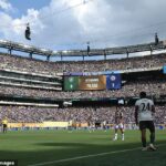 Rozzúrení futbaloví fanúšikovia si vybili svoju zúrivosť nad polčasovou šou finále majstrovstiev sveta, ktorá sa bude konať na štadióne MetLife v New Jersey 19. júla.