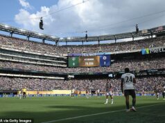Polčasová šou Svetového pohára „Nezmysel“ vyvoláva zúrivosť, keď americkí futbaloví fanúšikovia kritizujú FIFA za urážanie amerických hviezd Rozzúrení futbaloví fanúšikovia si vybili svoju zúrivosť nad polčasovou šou finále majstrovstiev sveta, ktorá sa bude konať na štadióne MetLife v New Jersey 19. júla.