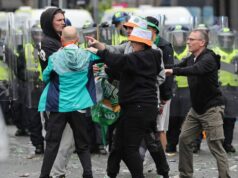 Polícia reaguje na zdravotnú pohotovosť zasypanú fľašami hlučnými fanúšikmi Keltov | Futbal | Šport Polícia reaguje na zdravotnú pohotovosť zasypanú fľašami hlučnými fanúšikmi Keltov | Futbal | Šport