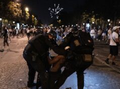 Polícia zatkla 416 osôb, keď sa oslavy Ligy majstrov PSG v Paríži zhoršili Oslavy PSG sa zvrtli