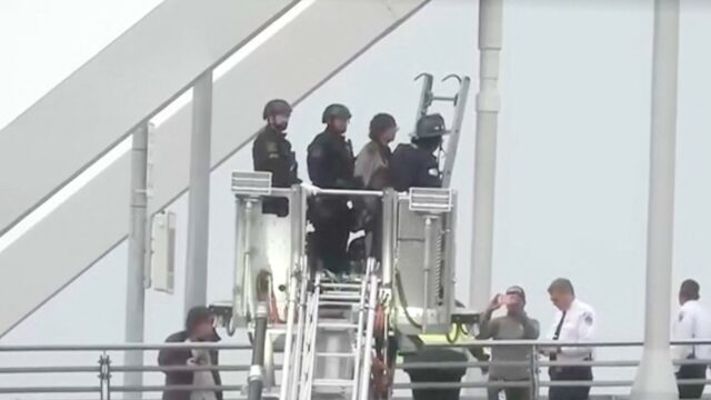Polícia zatkla demonštranta po piatich dňoch na moste vo Washingtone | Americko-izraelská vojna proti Iránu
