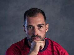‚Pomohol som svojmu priateľovi. Potom mňa a všetkých ostatných bodol do chrbta“: MERAB SHARIKADZE dostal zákaz činnosti na JENÁSŤ rokov za dopingové prehrešky. Toto je jeho príbeh, prečo odmietol špehovať kolegov z Georgie – a ako rozkaz zabil jeho matku Bývalý kapitán Gruzínska Merab Sharikadze dostal na 11 rokov zákaz rugby za účasť na dopingovom škandále, ktorý otriasol týmto športom. Toto je jeho príbeh