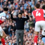 Arsenal po výhre Manchestru City nad Brentfordom znížil svoj náskok na čele Premier League na dva body.