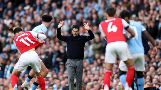 Arsenal po výhre Manchestru City nad Brentfordom znížil svoj náskok na čele Premier League na dva body.