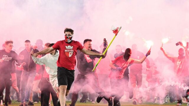 Poškodenie slušných fanúšikov? Slavia Praha prehrala za hromadnú inváziu na ihrisko počas derby Sparty
