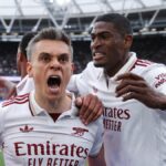 Leandro Trossard oslavuje skórovanie počas zápasu Premier League medzi West Hamom United a Arsenalom na londýnskom štadióne.