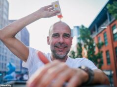 Posledný tanec Pepa Guardiolu: Pocta Michaelovi Jordanovi, trofeje od Vincenta Kompanyho a Jacka Grealisha a prevedenie Wonderwall – ako sa legendárne rozlúčil šéf Man City Toto bolo 48 hodín, kedy sa fanúšikovia zdržiavali a zdržiavali, nechceli sa príliš vzdialiť od scén Guardiolovho majstrovstva.