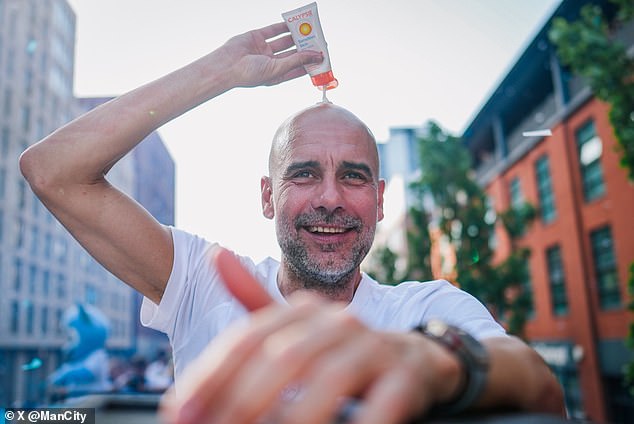 Posledný tanec Pepa Guardiolu: Pocta Michaelovi Jordanovi, trofeje od Vincenta Toto bolo 48 hodín, kedy sa fanúšikovia zdržiavali a zdržiavali, nechceli sa príliš vzdialiť od scén Guardiolovho majstrovstva.