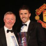 Michael Carrick z Manchestru United odovzdáva Sir Alex Ferguson ocenenie Hráč roka na každoročnom klubovom ceremoniáli udeľovania cien Hráč roka na Old Trafford.