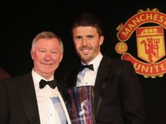 Postoj Sira Alexa Fergusona k tomu, že sa Michael Carrick stane novým šéfom Man Utd, sa objaví po dohode Michael Carrick z Manchestru United odovzdáva Sir Alex Ferguson ocenenie Hráč roka na každoročnom klubovom ceremoniáli udeľovania cien Hráč roka na Old Trafford.