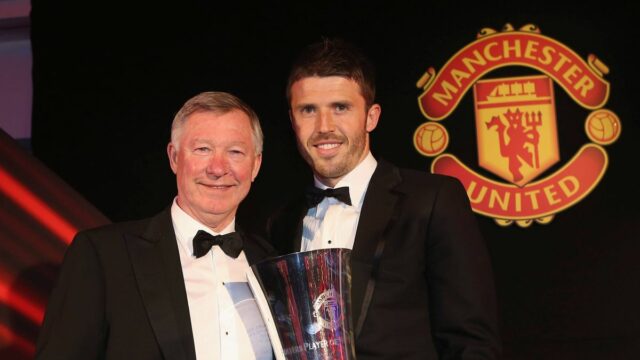 Michael Carrick z Manchestru United odovzdáva Sir Alex Ferguson ocenenie Hráč roka na každoročnom klubovom ceremoniáli udeľovania cien Hráč roka na Old Trafford.