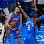 Chet Holmgren (7) a Shai Gilgeous-Alexander (2) zabezpečili Oklahoma City víťazstvo v hre 2