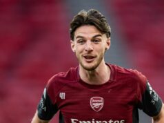 Povedal som Declanovi Riceovi, že v Arsenale nikdy nevyhrá trofej – uzavrel kruh Declan Rice z Arsenalu sa pozerá počas tréningu/tlačovej konferencie jeden deň pred finále Ligy majstrov UEFA 2026 v Puskas Arene 29. mája 2026 v Budapešti, Maďarsko