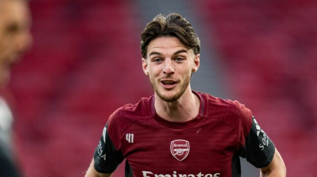 Povedal som Declanovi Riceovi, že v Arsenale nikdy nevyhrá trofej Declan Rice z Arsenalu sa pozerá počas tréningu/tlačovej konferencie jeden deň pred finále Ligy majstrov UEFA 2026 v Puskas Arene 29. mája 2026 v Budapešti, Maďarsko