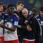 Obranca Tottenhamu Luka Vuskovic, stred, minulý víkend so svojimi sklamanými spoluhráčmi z HSV Hamburger po ich poslednej prehre v Bundeslige