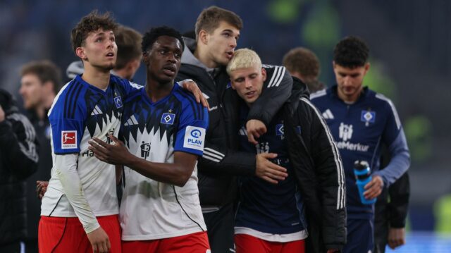 Obranca Tottenhamu Luka Vuskovic, stred, minulý víkend so svojimi sklamanými spoluhráčmi z HSV Hamburger po ich poslednej prehre v Bundeslige