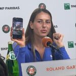 Marta Kostyuk ukazuje novinárom fotografiu raketových útokov na dom jej rodičov