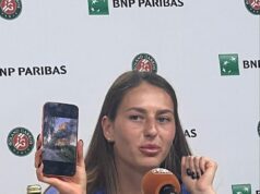 Pozoruhodný moment Ukrajinská tenisová hviezda predvádza fotografie domu svojich rodičov, ktorý bol pred chvíľou zasiahnutý ruskou raketou, ako potláča slzy po víťazstve vo svojom prvom zápase na French Open. Marta Kostyuk ukazuje novinárom fotografiu raketových útokov na dom jej rodičov