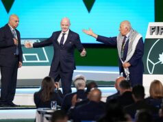 Pozoruhodný moment, keď sa omylný prezident FIFA Gianni Infantino pokúša – a nedarí sa mu – prinútiť izraelských a palestínskych futbalových šéfov, aby si na pódiu podali ruky Prezident FIFA Gianni Infantino zlyhal v snahe dostať futbalových šéfov Izraela a Palestíny na kongres riadiaceho orgánu