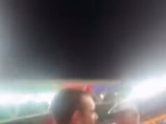 Pozrite sa na moment, keď sa predstavenie NRL Magic Round zosobáši, keď dvaja fanúšikovia narážajú na tribúny Priaznivec Brisbane Broncos (na obrázku vpravo) a fanúšik New Zealand Warriors (na obrázku vľavo) boli zachytení na videu, ako bojovali na tribúne v Magic Round.