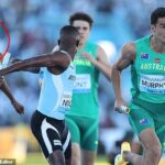 Collen Kebinatshipi z Botswany (zakrúžkovaný) sa posmieval Austrálčanovi Matthewovi Huntovi (druhý sprava) počas rozplavby mužov na 4x400 m na podujatí World Athletics Relays.
