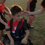 Karter Evans (na obrázku) nedovolí, aby jeho detská mozgová obrna prekazila jeho vášeň pre Aussie Rules footy