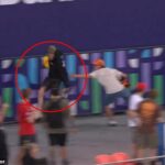 Mladý futbalový fanúšik (na snímke) sa stal virálnym po tom, čo v nedeľu padol gól v súboji GWS Giants vs Gold Coast AFL, keď zovrel mečbal.