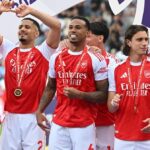 William Saliba, Gabriel Magalhaes, Riccardo Calafiori, Ben White a Martin Zubimendi z Arsenalu oslavujú
